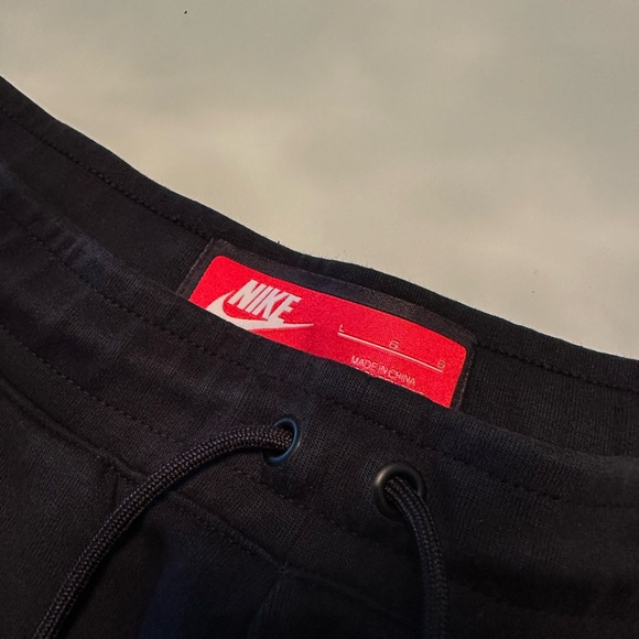 *LIKE NEW* Nike Tech Shorts Black Size Large - Picture 2 of 3